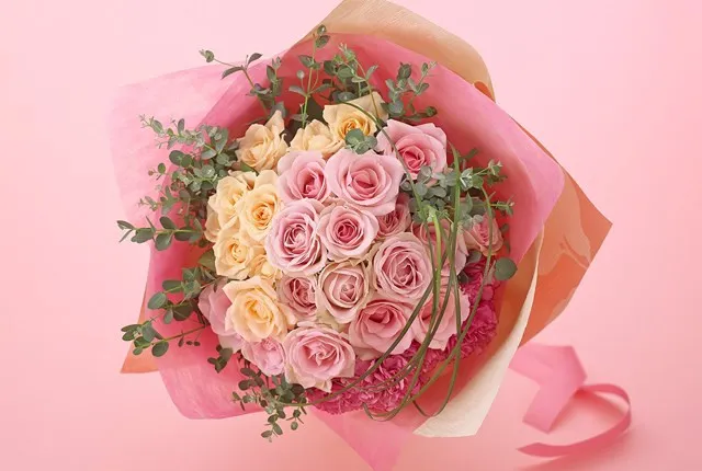 Elegant hand-tied bouquet mainly with roses - Japan