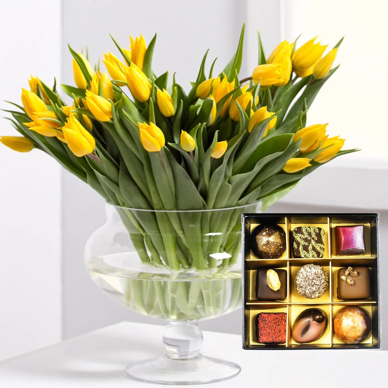 Bouquet of tulips with a box of chocolates - Węgry