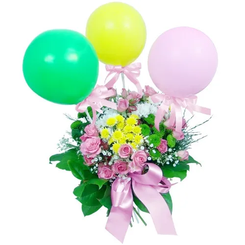 Kwiaty dla dziecka, różowa róża, zielone santini i balony przewiązane wstążką, Kwiaty z balonikami dla dziecka