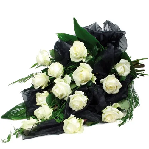 bukiet wyrazy współczucia, bukiet żałobny, bukiet pogrzebowy z 14 białych róż, zieleni dekoracyjnej z czarną organzą