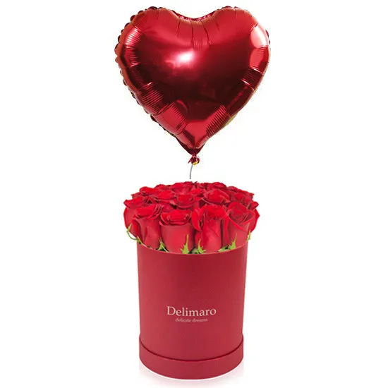 Czerwony flowerbox z balonem, czerwone róże, balon z helem
