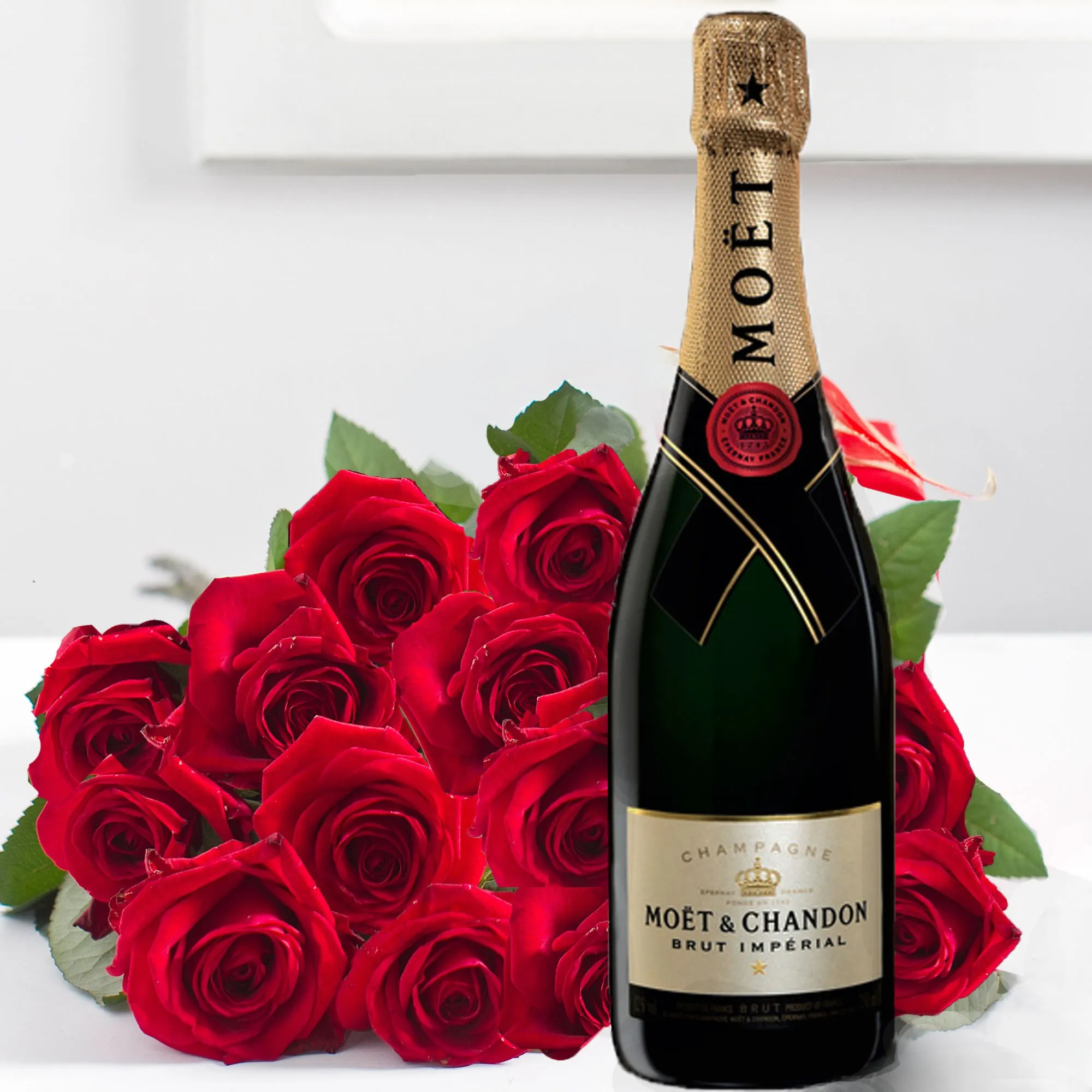 15 Red Roses and exclusive Champagne - Hungary