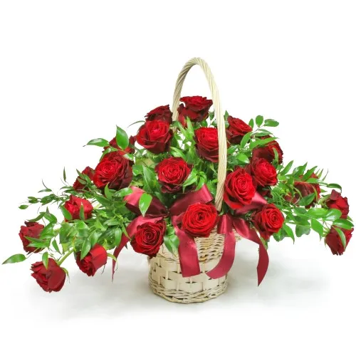 kosz dla zakochanych, bukiet miłosny, 25 czerwonych róż, kwiaty w wiklinowym koszu z pałąkiem, ruskus