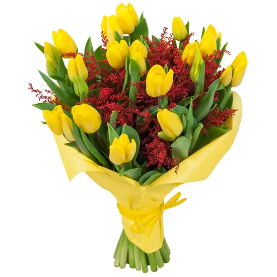 marcowy zając, bukiet żółtych tulipanów, czerwone solidago