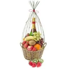 Kosz z owocami i winem musującym