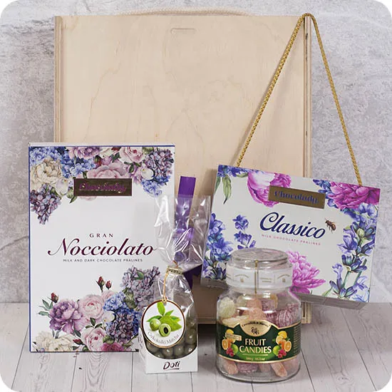 kwiecista skrzynka, cukierki w pudełku w kształcie książki i torebki, poczta prezentowa