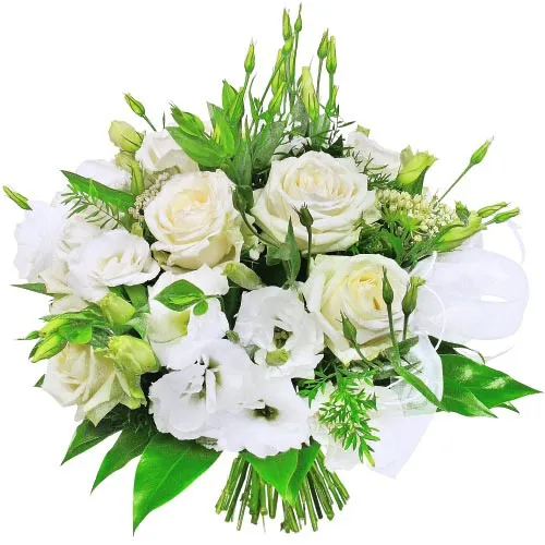 białe róże, eustoma i zieleń dekoracyjna, biały bukiet kwiatów, bukiet weselny