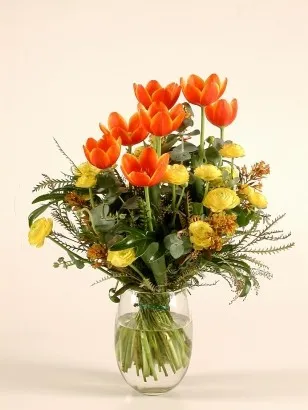Bukiet pomarańczowe i żółte tulipany i jaskry