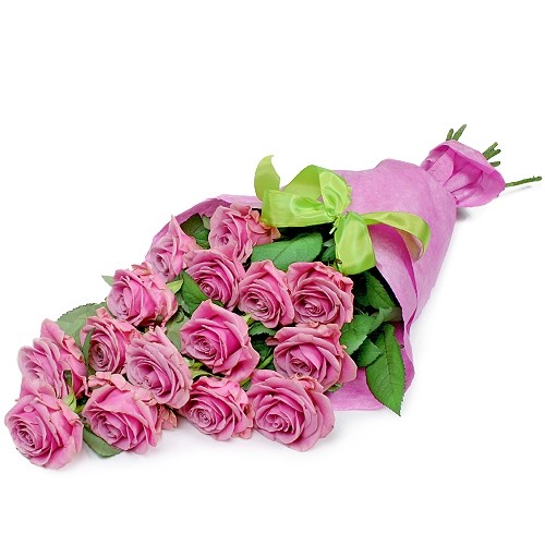 Kwiaty Różana fantazja, bukiet 15 różowych róż ułożonych stopniowo, kwiaty owinięte w różowy papier dekoracyjny