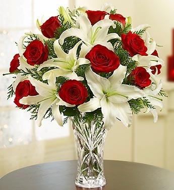 Czerwone róże i białe lilie w wazonie