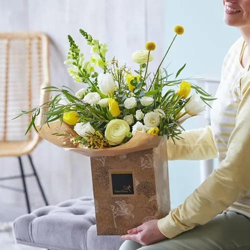 Radosny wiosenny bukiet z tulipanami