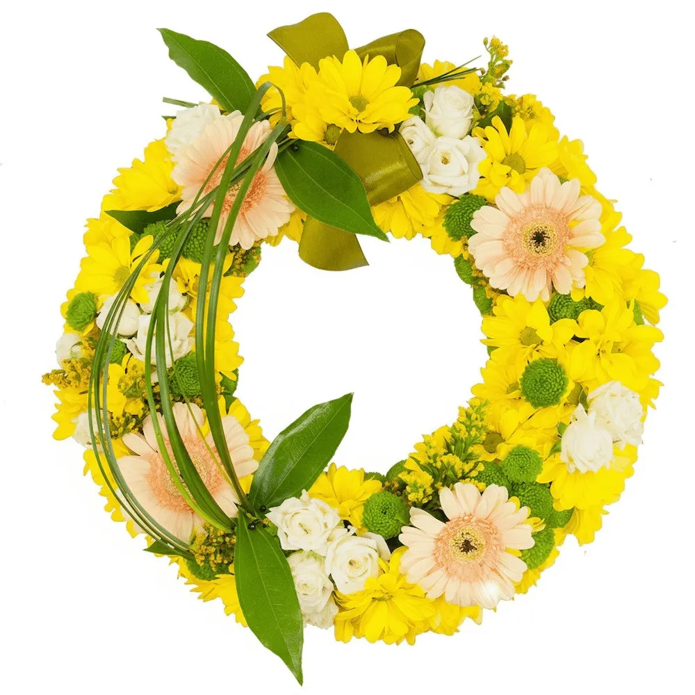 Wieniec Lśnienie, wieniec z chryzantemów ciętych, gerber, róż gałązkowych, santini, solidago, wstążki, zieleni dekoracyjnej, wieniec pogrzebowy
