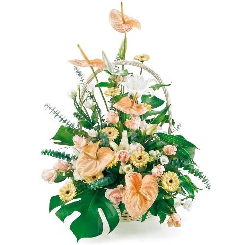 kompozycja pastelowa, kompozycja kwiatów, kwiaty w wiklinowym koszyku, anturium, lilie, eustoma, róże, gerbery, frezje, zieleń dekoracyjna