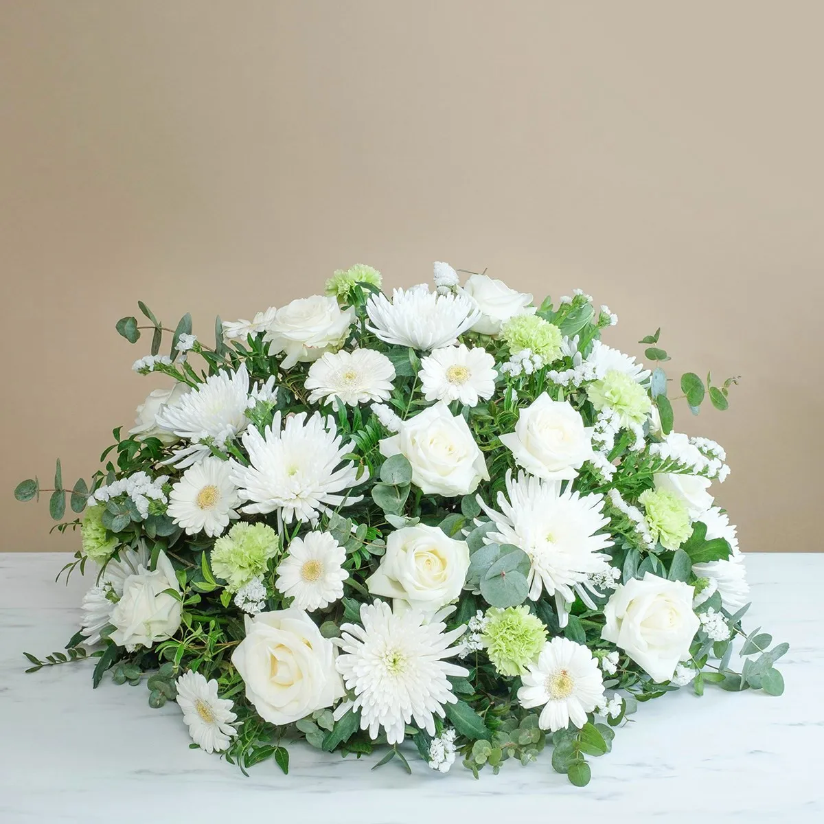 Funeral centrepiece in white tones - Spain