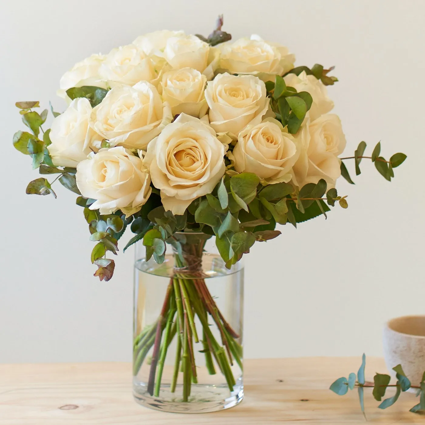 15 Short-stemmed White Roses - Andorra