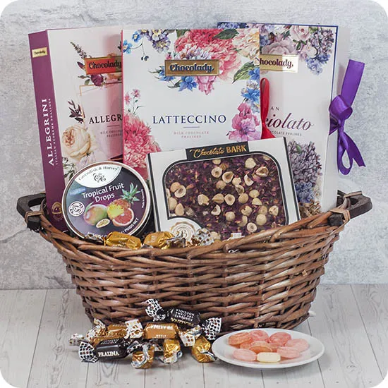 koszyk jane austen, czekolada z orzechami, poczta kwiatowa, cukierki w pudełku w kształcie książki