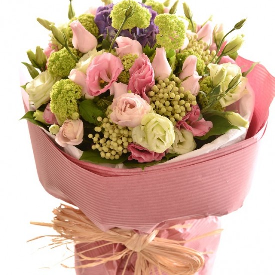 Bukiet pastelowych różowych kwiatów ciętych 