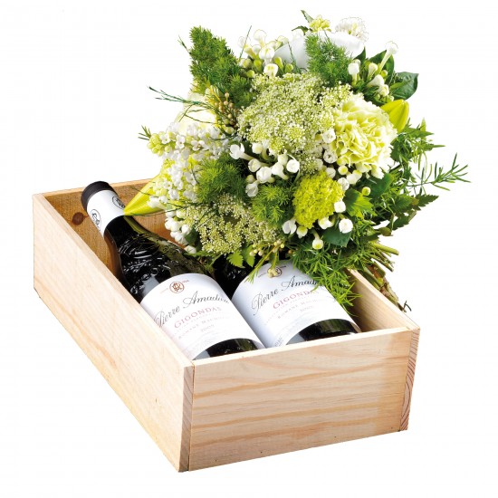 Bukiet białych kwiatów z winem lub szampanem