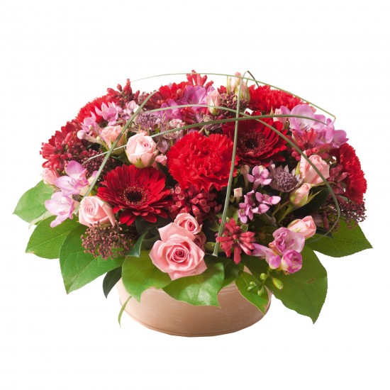 Kompozycja kwiatów w czerwonym i różowym kolorze.
