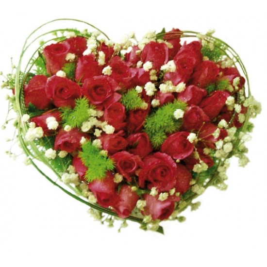 Aranżacja z czerwonych róż w kształcie serca