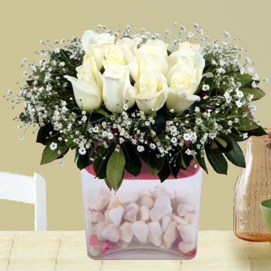Białe róże z dekoracją