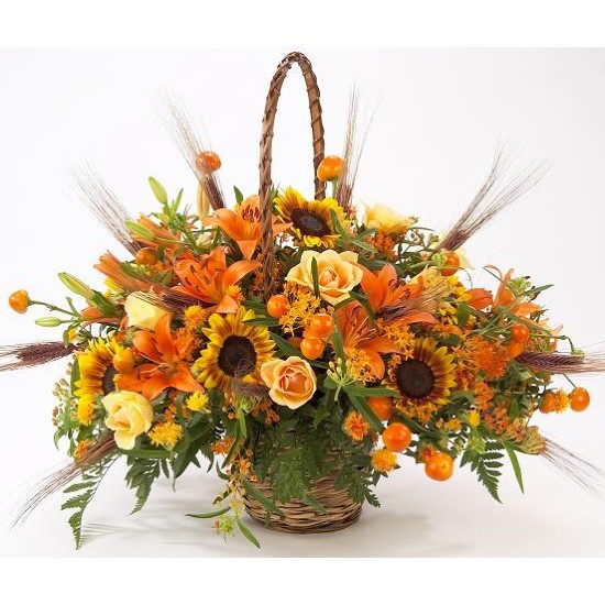 Koszyk pomarańczowych kwiatów