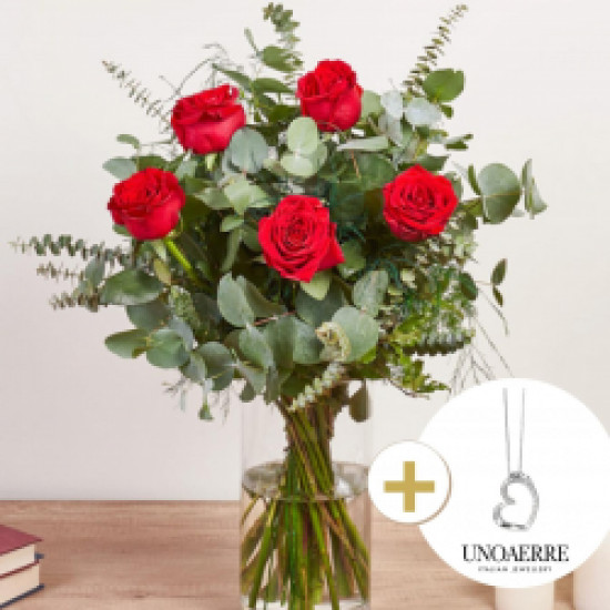 5 długich czerwonych róż z naszyjnikiem w kształcie serca