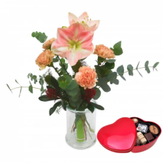 Słodkie życzenia świąteczne z czerwonym czekoladowym sercem