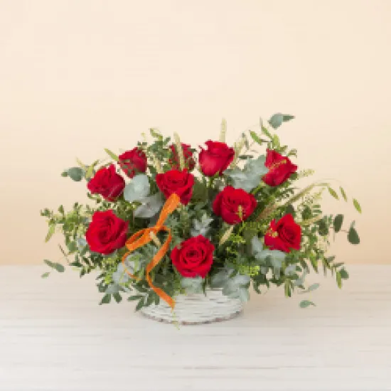 Red roses Sant Jordi basket
