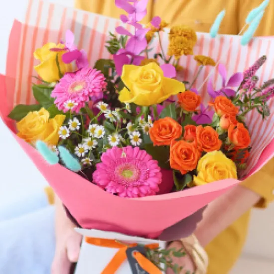 Letni bukiet z żółtymi różami.