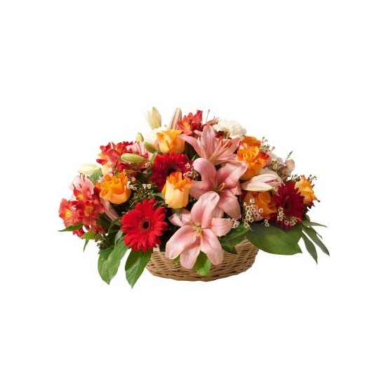 Wiązanka w koszyku z mieszanych kwiatów w czerwonych i pomarańczowych kolorach 