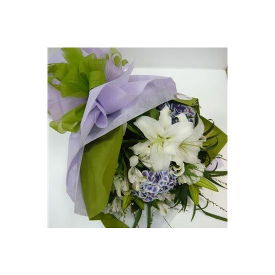 Bukiet biało - fioletowych ciętych kwiatów 