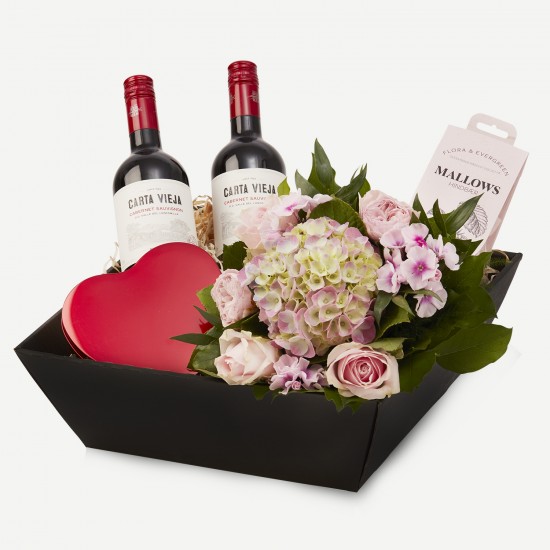 Gift basket with low bouquet and sweet