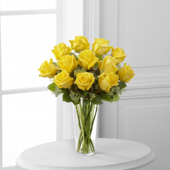 Bukiet żółtych róż w wazonie