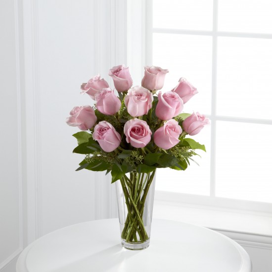 Bukiet długich różowych róż w wazonie