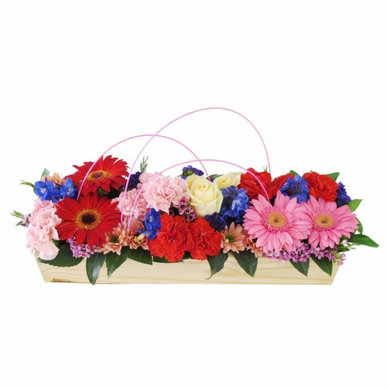Drewniany koszyk z różowymi kwiatami