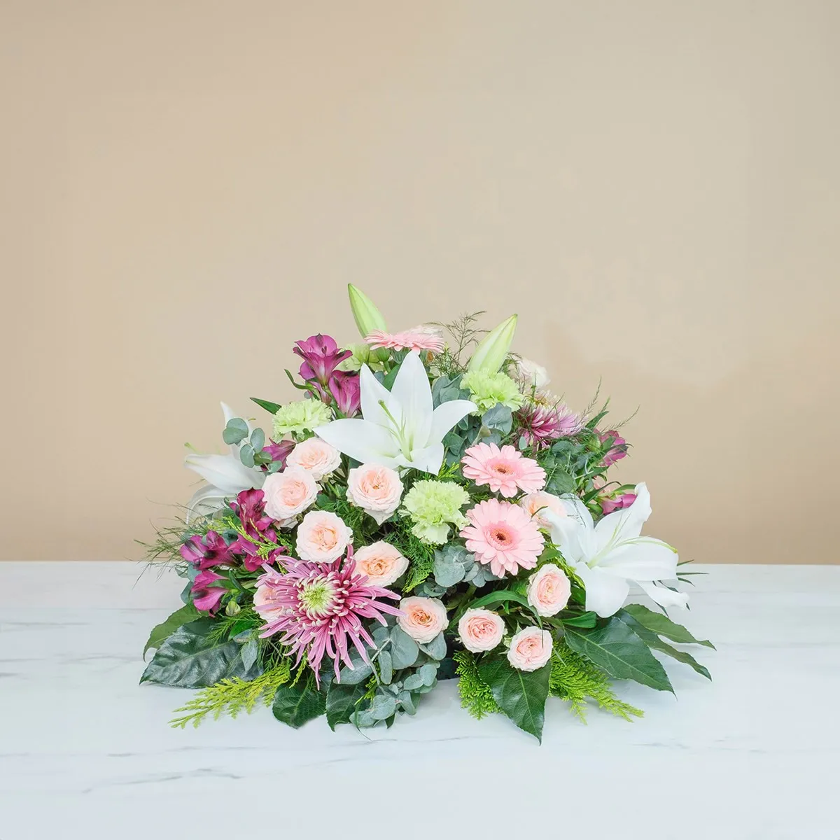 Funeral composition in delicate pink tones - Spain