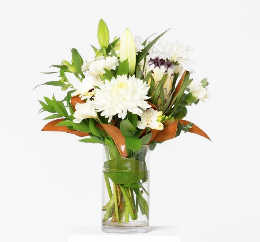 Seasonal Neutral Bouquet In Vase - New Zealand