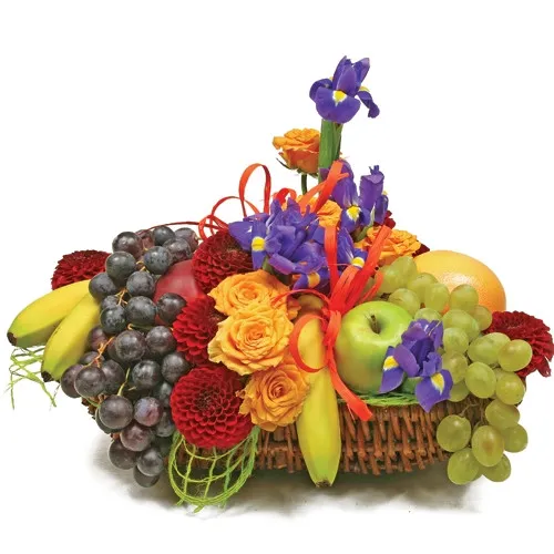 Irises, roses and fruits in a basket, all together? It is all possible thanks to Poczta Kwiatowa®