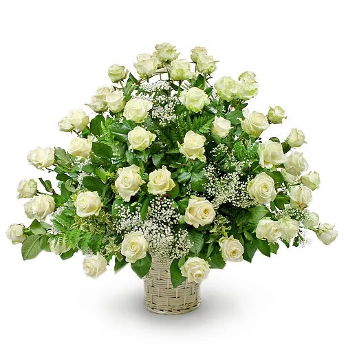 Kompozycja na ślub, ślubna kompozycja w koszu, białe róże z gipsówką i zielenią dekoracyjną w koszu