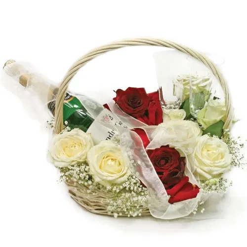 kompozycja kwiatów w koszyku z winem musującym i dwoma kieliszkami, bukiet weselny, białe i czerwone róże, gipsówka