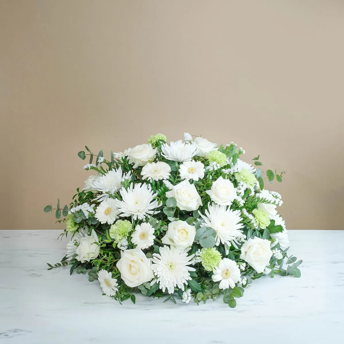 Funeral centrepiece in white tones - Spain