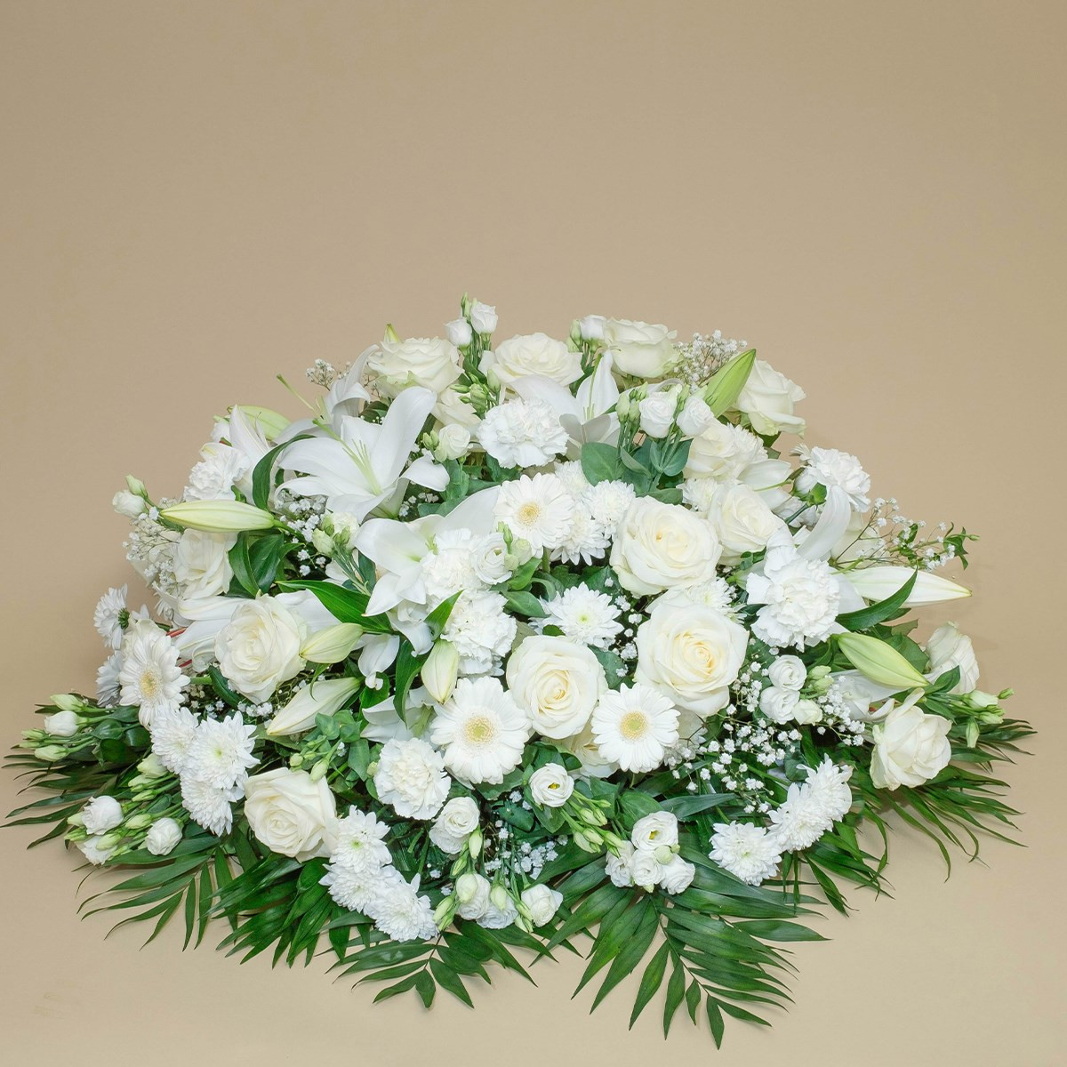 białe kwiaty, wiązanka pogrzebowa, róże i lilie