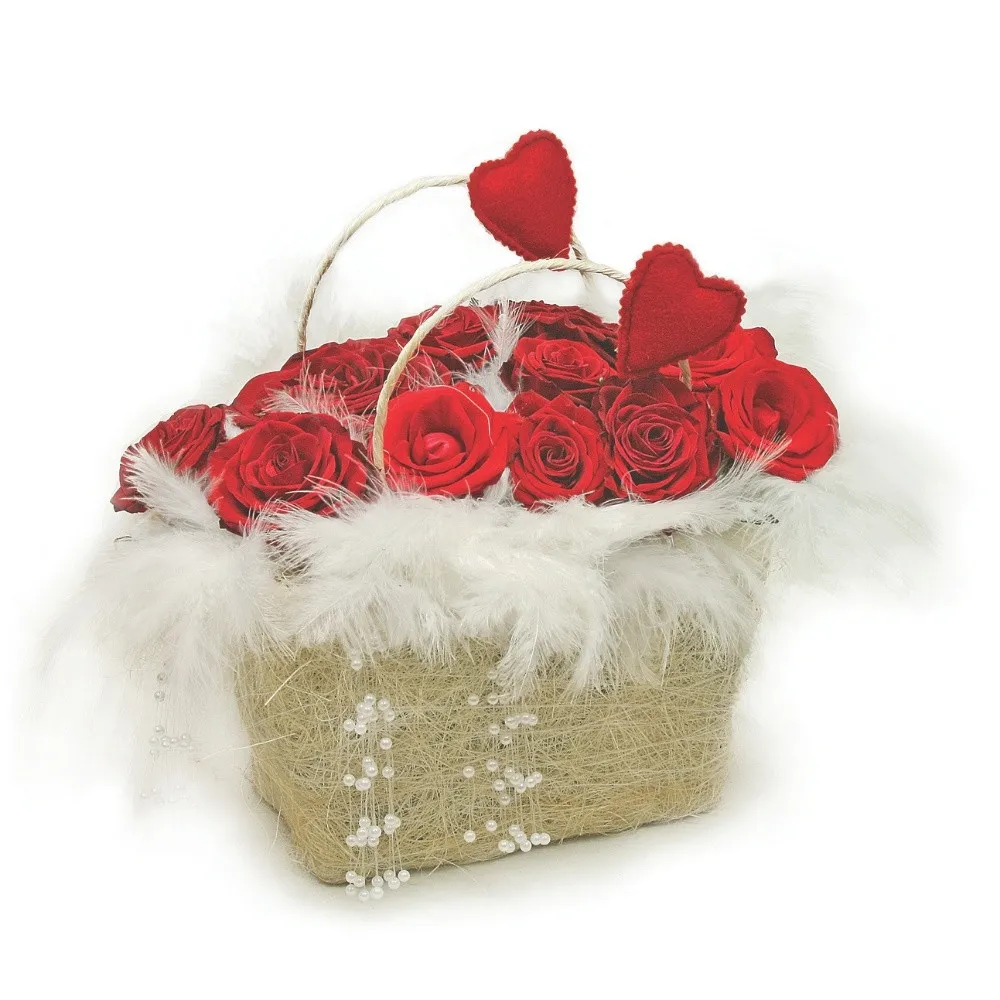 Kompozycja milosny koszyk, kompozycja czerwonych róż, białych piór, czerwonych serc w koszu