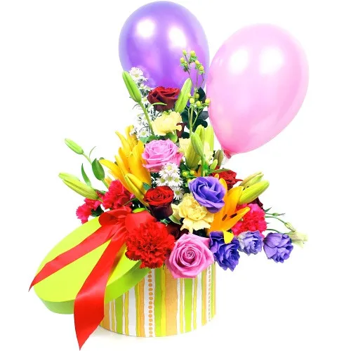 kompozycja balonik dla dziecka, róże, eustomy, astry, goździki, zieleń dekoracyjna i dwa balony w kolorowym pudełku