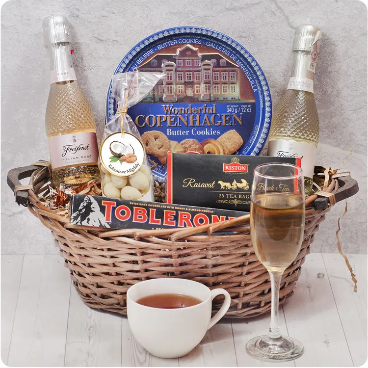 Between words - Poczta Kwiatowa® gift baskets for every occasion