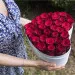 Czerwone róże w białym pudełku w kształcie serca