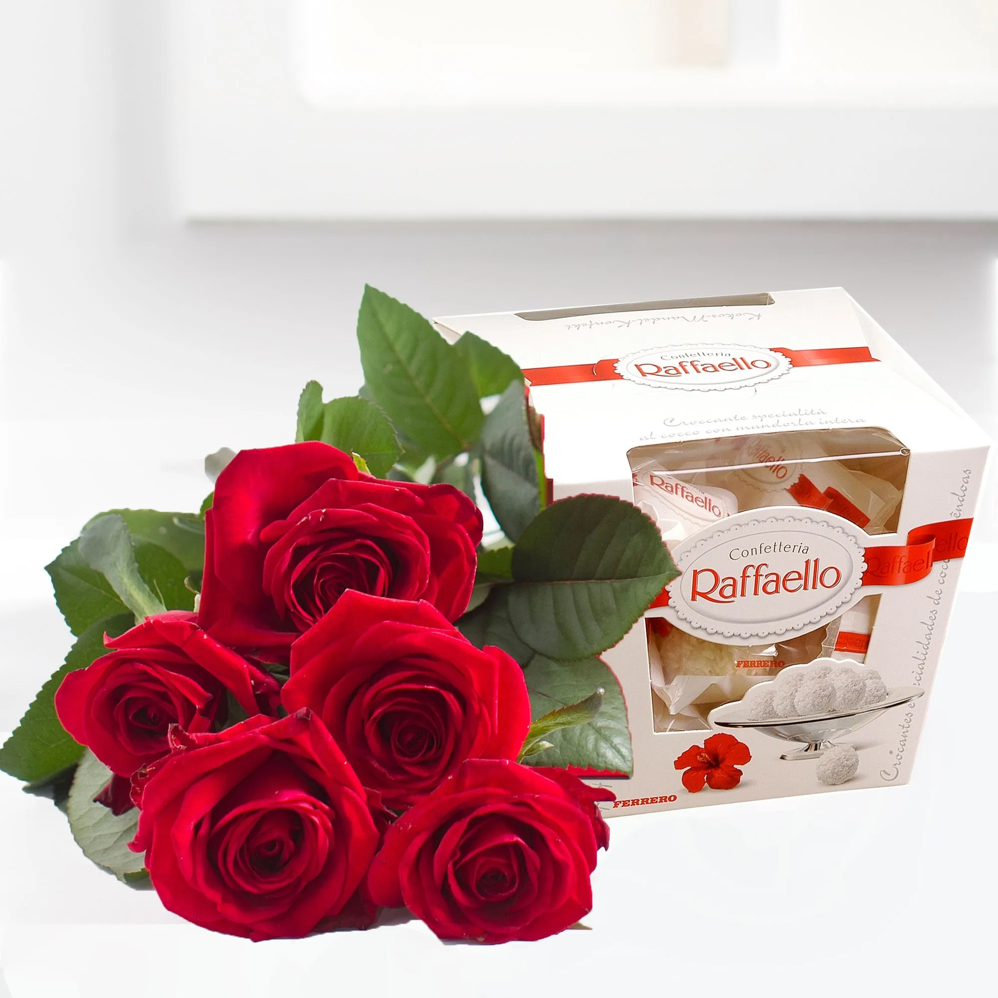 Bukiet 5 czerwonych róż i Raffaello 