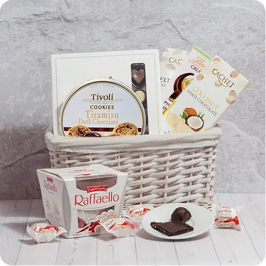 Order our Silvery basket full of sweets and surprise your close ones! Poczta Kwiatowa® - we deliver all over Poland!