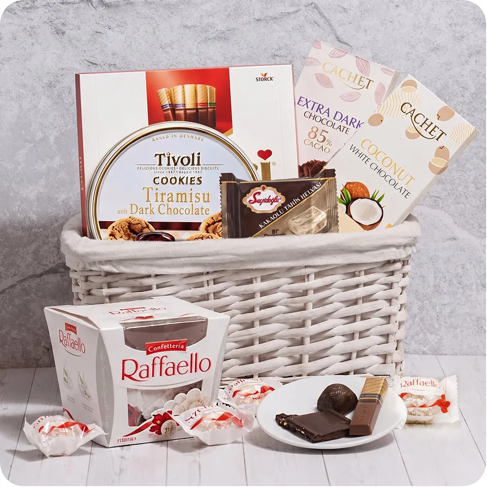 Order our Silvery basket full of sweets and surprise your close ones! Poczta Kwiatowa® - we deliver all over Poland!